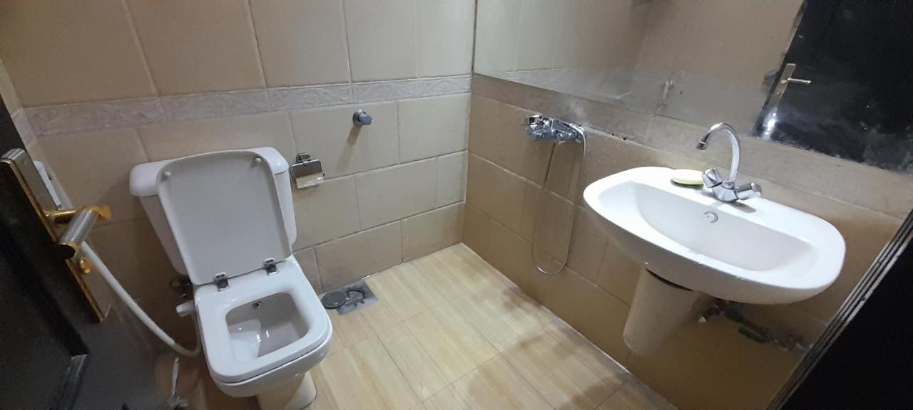 Rooms, Shared With A Separate Private Entrance In Nasr City,cairo,egypt Near The New Malaysian Students Building, The Abana, Al-fajr Institute For Teaching Languages 15 Min From International Airport, 25 Min Downtown And 40 Min To Pyr *