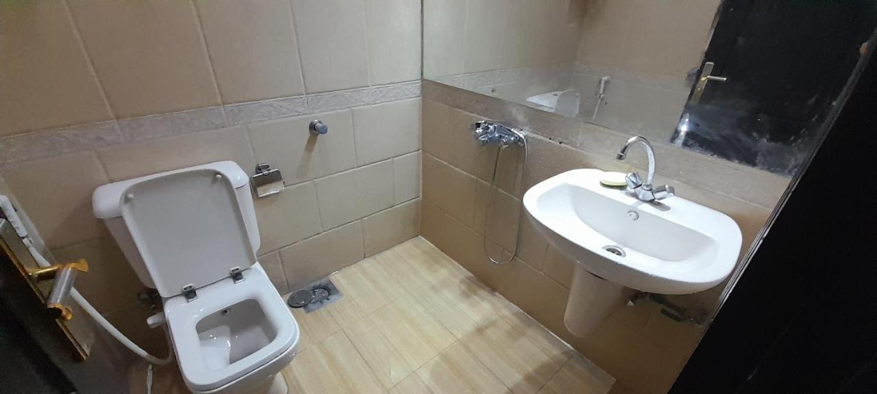 Rooms, Shared With A Separate Private Entrance In Nasr City,cairo,egypt Near The New Malaysian Students Building, The Abana, Al-fajr Institute For Teaching Languages 15 Min From International Airport, 25 Min Downtown And 40 Min To Pyr Habitación en casa particular *