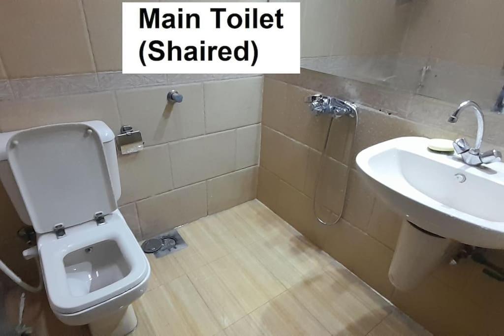Habitación en casa particular Rooms, Shared With A Separate Private Entrance In Nasr City,cairo,egypt Near The New Malaysian Students Building, The Abana, Al-fajr Institute For Teaching Languages 15 Min From International Airport, 25 Min Downtown And 40 Min To Pyr *